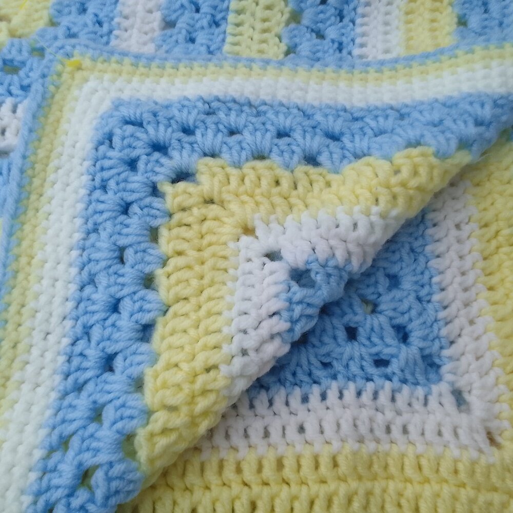 Luxury hand-crochet thick vintage pattern 40"X40" blanket/table cover brand new